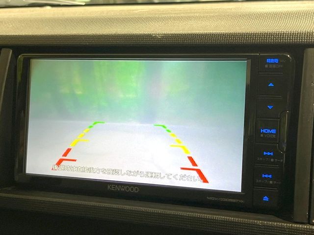 【バックカメラ】駐車時に後方がリアルタイム映像で確認できます。大型商業施設や立体駐車場での駐車時や、夜間のバック時に大活躍！運転スキルに関わらず、今や必須となった装備のひとつです！