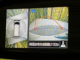 【両側スライドドア】駐車場で隣の車との間隔が狭く乗りにくい時、スライドドアなら安心！ドアオープン時も幅を取らず、開口部が広いので乗り降りがとっても簡単です。大きな荷物の出し入れも後席から可能♪