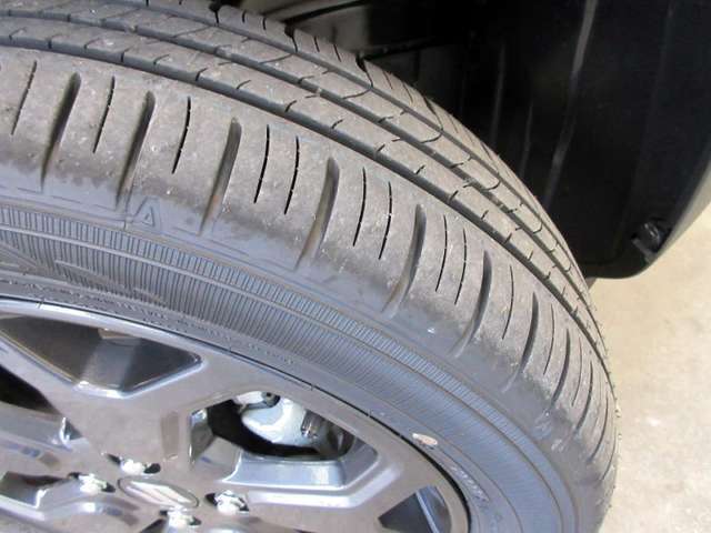 未使用車なのでタイヤの山もご覧の通りまだまだです。