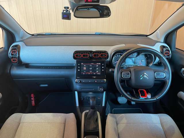 LIBERALAでは多種多様の車種をご用意させていただいております。お客様がご納得いくまで、そのお車の持つ特性を五感すべてで感じ取っていただける場をご提供します。
