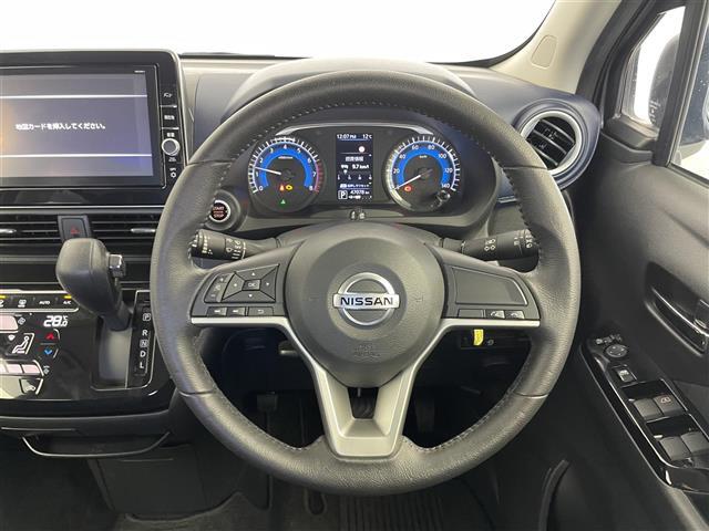 【ステアリング】軽い力で扱いやすいハンドルです。目立つ傷やスレなどなく綺麗な状態です！除菌プランいれていただくとさらに快適に！清潔なお車はお子様にも安心ですね！