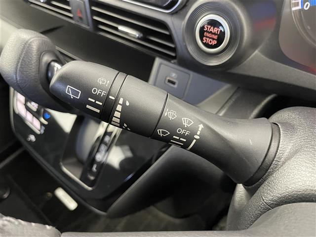 【ワイパー＆ウォッシャー】ワイパーを作動させたり、ウォッシャーを作動させたりすることができます。