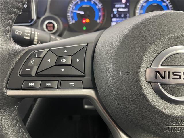 【ステアリングスイッチ】手元のボタンから、オーディオやナビなどの操作ができるので、よそ見をせずに安全に運転に集中できます！