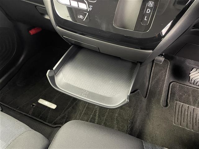 【フロアマット】車内を綺麗に保つのには必須のアイテムです。当店ではフカフカな新品マットも絶賛取り扱い中！ぜひご相談くださいませ。