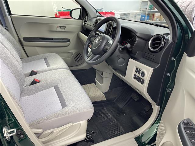 【運転席】座り心地が良いシートなので長時間の運転でも快適にお過ごしいただけます。新品のフロアマットのご注文も可能です。掲載箇所以外にご希望の写真がございましたらお気軽にお問い合わせ下さい。