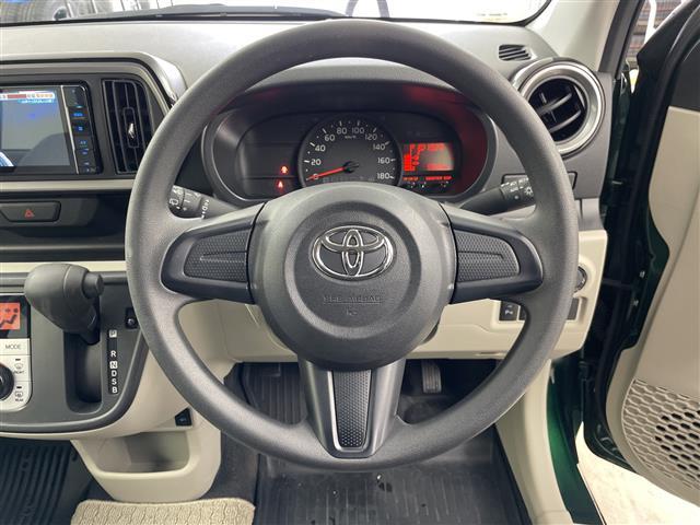 【ハンドル】軽い力で扱いやすいハンドルです。目立つ傷やスレなどなく綺麗な状態です！除菌プランいれていただくとさらに快適に！清潔なお車はお子様にも安心ですね！