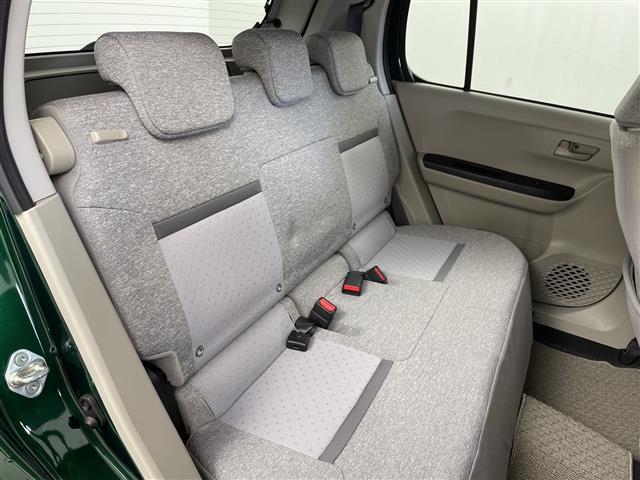 【後部座席】後席もゆったりドライブを楽しめます。内外装はプロこだわりのクリーニングで清潔なおクルマでご納車させていただきます！店舗での現車確認も承っています！