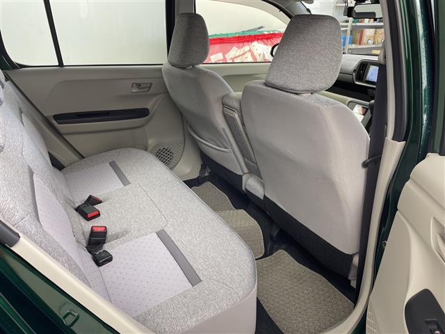 【後部座席】後席もゆったりドライブを楽しめます。内外装はプロこだわりのクリーニングで清潔なおクルマでご納車させていただきます！店舗での現車確認も承っています！