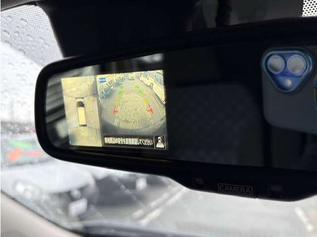 ルームミラーに360°と後方の映像が映されます