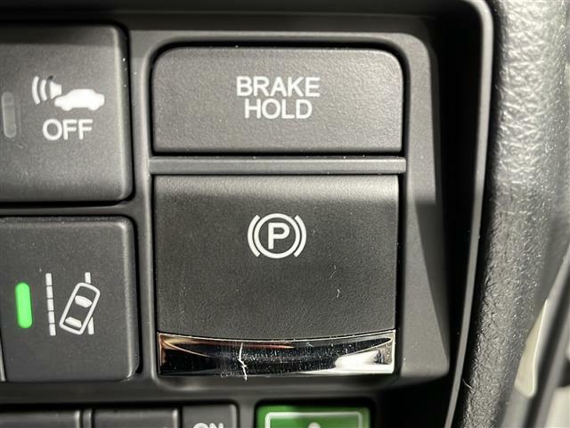 【ブレーキホールド】ブレーキホールドのスイッチを入れておくと、坂道や信号待ちで停車した時ブレーキを離しても自動でブレーキが効いた状態になります。