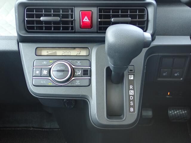 運転席も大きな擦れもなく状態良好です。