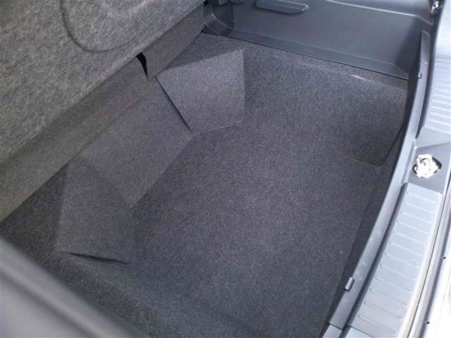 車両後部床下にある大型の週に王スペースです