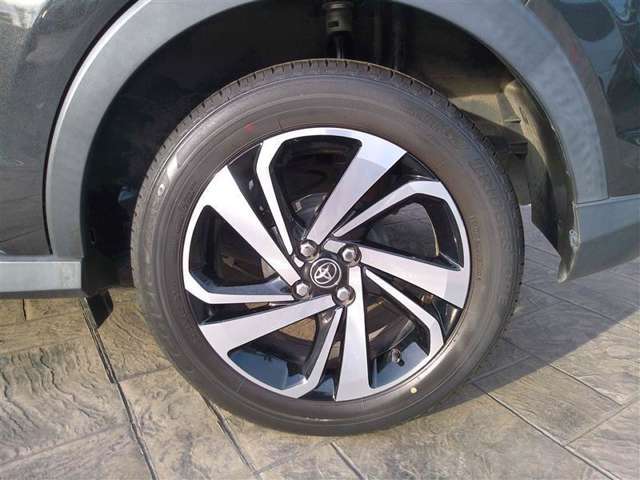 スポーティな印象を与える純正ホイールです。どこまでも走っていきたくなるようなデザインですね♪