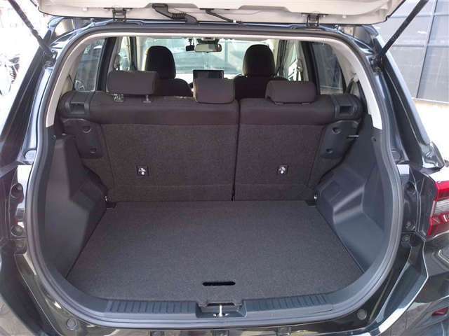 開口部の広いラゲージスペースは、ゴルフバックなどの荷物もラクラク積み込めます。