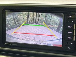 【バックカメラ】駐車時に後方がリアルタイム映像で確認できます。大型商業施設や立体駐車場での駐車時や、夜間のバック時に大活躍！運転スキルに関わらず、今や必須となった装備のひとつです！