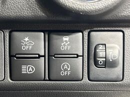 【スマートアシスト】走行中に前方の車両等を認識し、衝突しそうな時は警報とブレーキで衝突回避と被害軽減をアシスト。より安全にドライブをお楽しみいただけます。