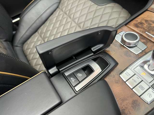 輸入車ディーラー採用のドライブレコーダーも選べます。万が一の事故の際のお守りとしていかがでしょうか？その他様々なオプションをご用意しております。