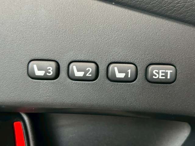 【運転席ポジションメモリー付パワーシート】ワンタッチで記憶させていたシートの前後・リクライニングはもちろん、シートリフターも備えます☆快適なドライブをお楽しみ下さい♪