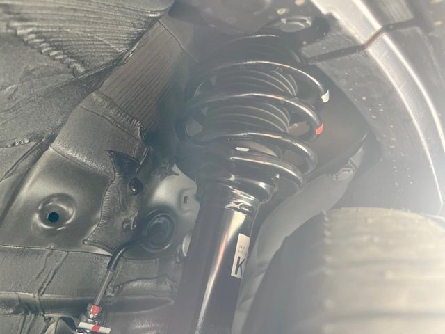お車を安心してお乗りいただく為には、足回りの定期点検が欠かせません。サービスサポート（有償保証）では無料点検もご提供しており、安心のカーライフをお過ごしいただけるサポート体制が整っています。