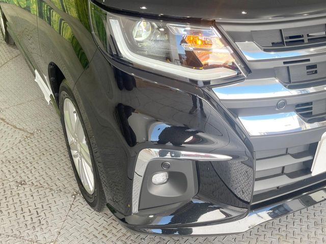 【LEDヘッドライト】悪天候や夜間走行時も良好な視界を確保し安心して運転できる高輝度LEDヘッドライトを装備！点灯速度が早く、消費電力も抑えられています。