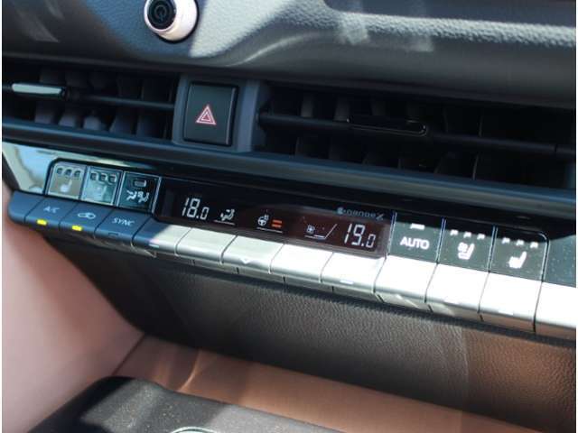 オートエアコンなので設定した温度で車内の温度を保ってくれます♪