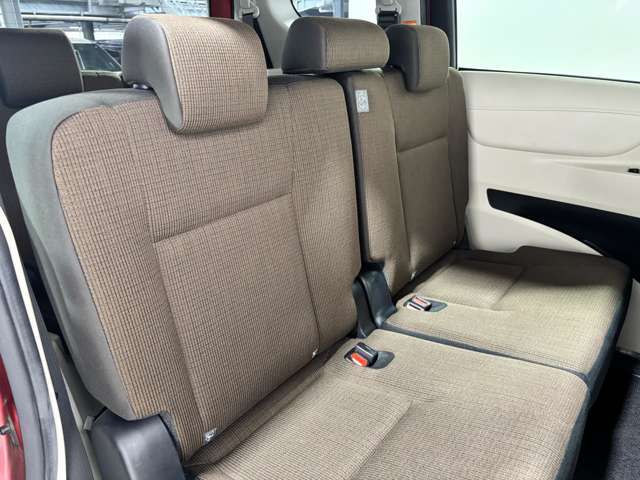 【2列目シート】店舗にて現車の確認も頂けますので、お電話で在庫のご確認の上是非ご来店くださいませ！！！後席モニター(フリップダウンモニター)の取付も可能です。