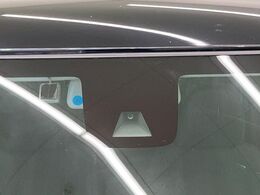 【三菱e-Assist】走行中に前方の車両等を認識し、衝突しそうな時は警報とブレーキで衝突回避と被害軽減をアシスト。より安全にドライブをお楽しみいただけます。