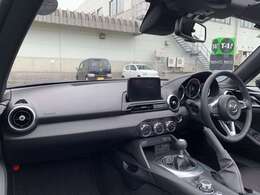 店舗は秋田市泉登木218-1にございます。店舗前の道路は広く、右折・左折ともにスムーズにご来店いただけます。