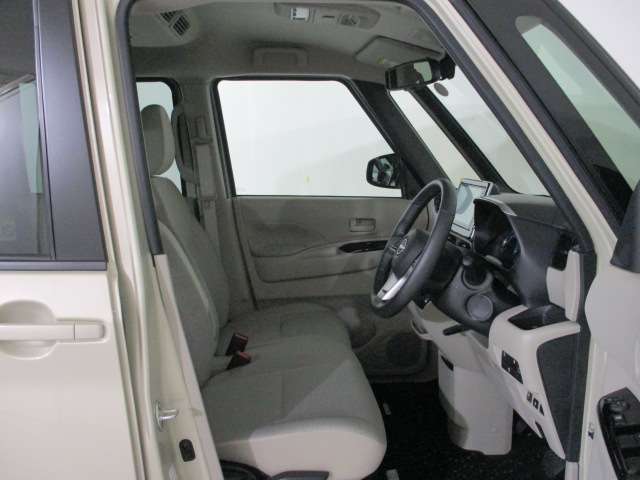 運転しやすい室内明るくカジュアルなナチュラルベージュ内装