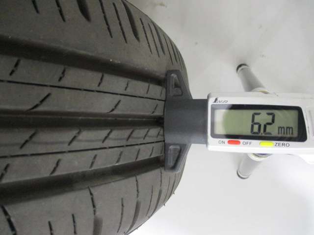 夏タイヤの残り溝は6.2mmです。スリップラインからは4.7mmとなっております。