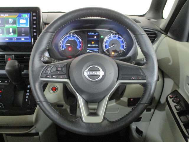 ハンドル廻り　車両情報切り替えスイッチ、オーディオ操作スイッチ！