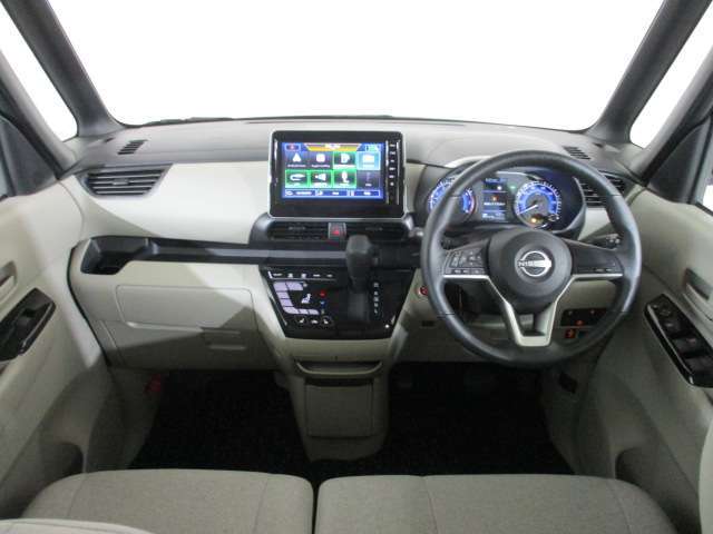 運転しやすい室内明るくカジュアルなナチュラルベージュ内装