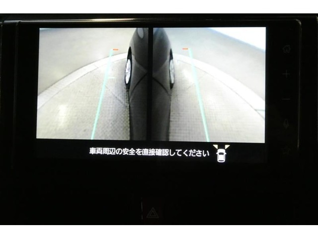 左右のドアミラーに設置されたカメラからの映像を表示します。路肩への幅寄せ・狭い路地でのすれ違いなどのケースにおいて、車両側方の安全確認や接触回避の操作をサポートします。