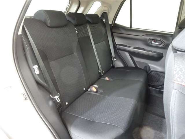 ゆとりある広々とした車内空間は、ドライブを始め買い物やレジャーなど、幅広く活躍します。一人でもみんなとでもお出かけを楽しみましょう！