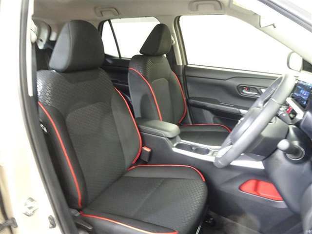 高いホールド性で運転姿勢が安定します。長距離ドライブでも疲れにくいのが魅力です。快適なドライビングライフをお送りください♪