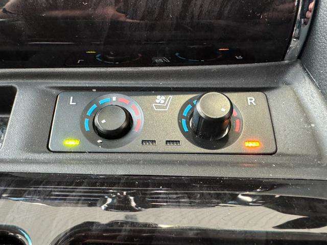 シフトノブの下部に運転席助手席のシートエアコンとシートヒーターのスイッチがあります。オールシーズン快適にドライブを楽しむことができるのでお勧めの装備です！