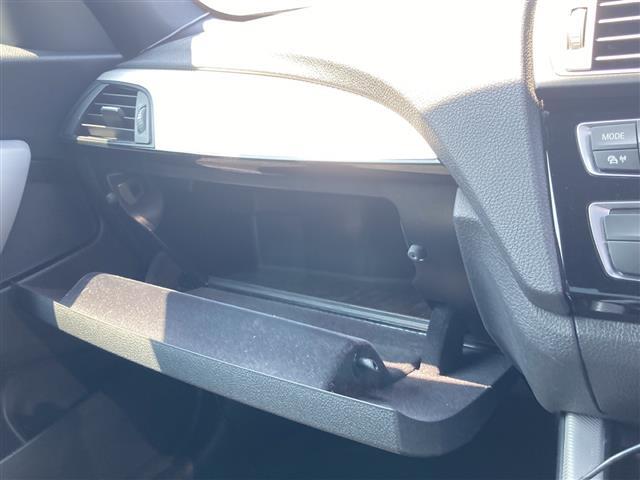【グローブボックス】『グローブボックス』の画像になります。車検証ケースや日頃使う小物類の収納に便利ですね！