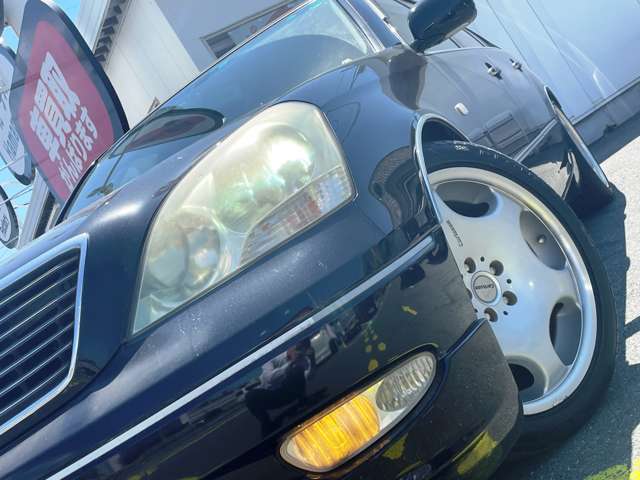 HIDヘッドライトで明るい光で暗い夜道も安全に運転できますね♪