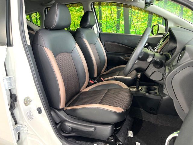 【ハーフレザーシート】高級感と座り心地を両立した人気のシート♪背面・座面のファブリック素材は、通気性の良さや滑りにくさに優れています。気温や服装に左右されず快適にお乗りいただけます。