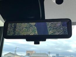 【インテリジェントルームミラー】後席の大きな荷物や同乗者で後方が確認しづらい時でも安心！カメラが撮影した車両後方の映像をルームミラー内に表示。クリアな視界で状況の確認が可能です！