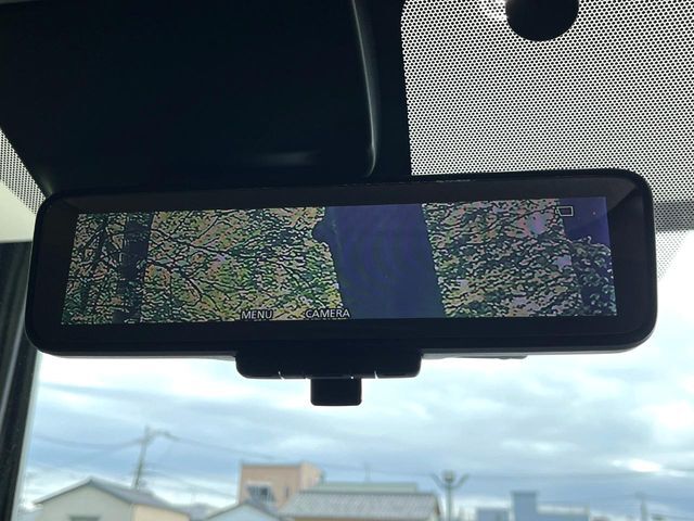 【インテリジェントルームミラー】後席の大きな荷物や同乗者で後方が確認しづらい時でも安心！カメラが撮影した車両後方の映像をルームミラー内に表示。クリアな視界で状況の確認が可能です！
