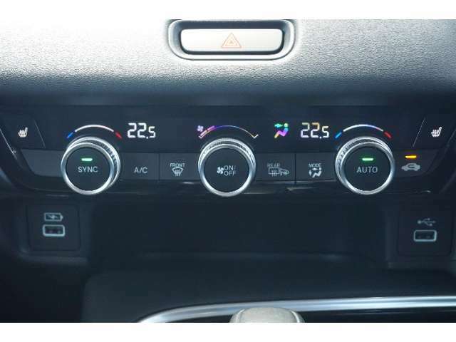【オートエアコン】左右独立温度コントロール式のフルオートエアコンです！運転席と助手席でそれぞれお好みの温度に設定頂けます！温度をご設定頂くと、風量、吹き出し口を自動で制御し室内温度を一定に保ちます！
