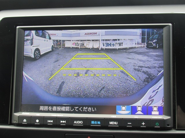 バック駐車が苦手な方や、初めてのお車で不安な方でも後方をナビ画面に映してくれるので、ラクラク停められます。