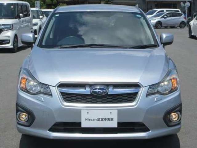 【HIDヘッドランプ】ハロゲンヘッドランプの約2倍の光量でより明るく遠くを照射。視認性、長寿命、省電力に優れ、スタイリッシュな白光色も魅力