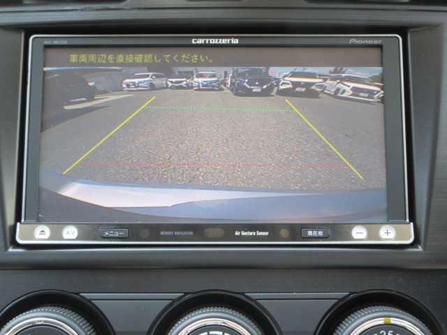 〔バックカメラ〕ギアをバックに入れると画面に自動的に後方映像が映し出され確認可能です。車庫入れなどの際に安全確認が出来て安心ですね。