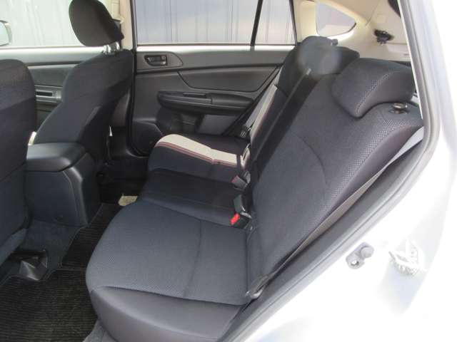 〔後席スペース〕後席頭上のクリアランスも大きく後席も快適なスペースが確保されております。