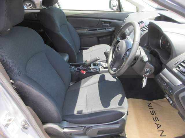 内外装及びエンジンルーム等、専用クリーニング実施します！室内はハンドル廻りからシート、床に至るまで、エンジンルームやボディももちろん隅々まで専門スタッフが一生懸命クリーニングし磨き上げています！