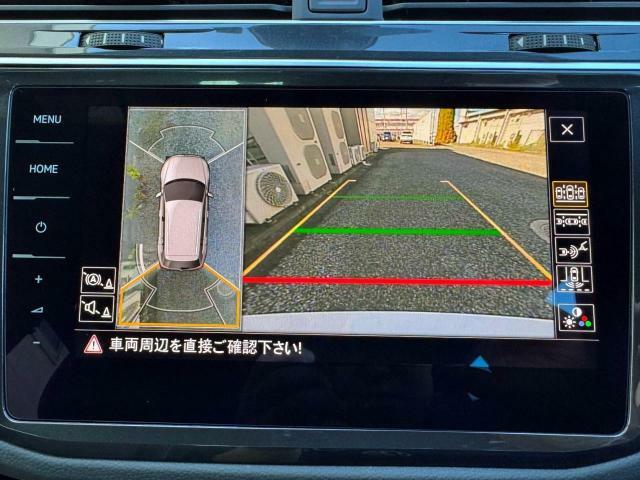 バックギアに入れるとバックカメラはもちろんアラウンドビューカメラで車両周辺もナビ画面に映し出します。