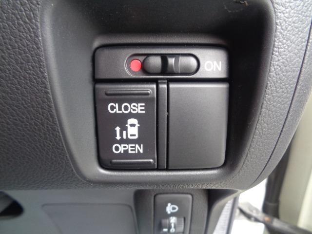左スライドドアは運転席スイッチでも開閉可能です