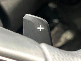 【パドルシフト】ハンドルから手を離さずに素早くシフトアップ＆ダウンができるので、エンジンブレーキを使う下り坂や高速道路の合流で加速したい場面で役立ちます。